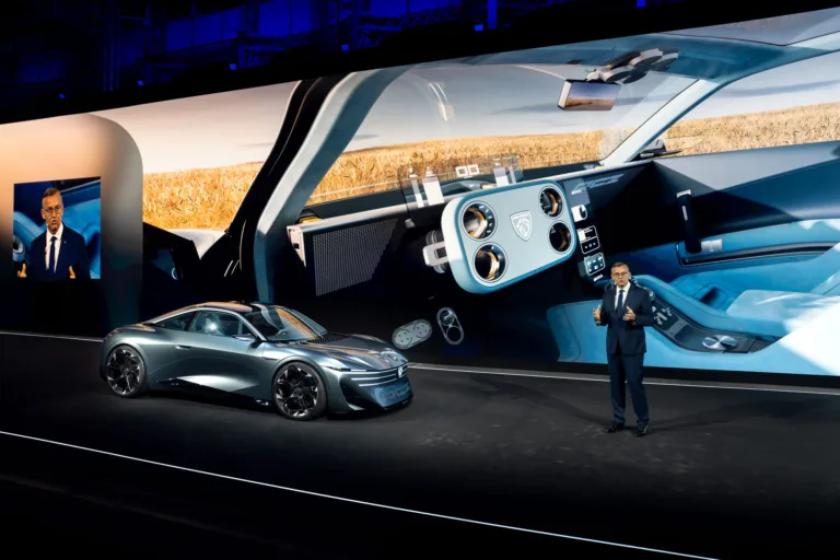 Peugeot RCZ Vision, coupé gris sobre un escenario, con una pantalla que muestra su interior