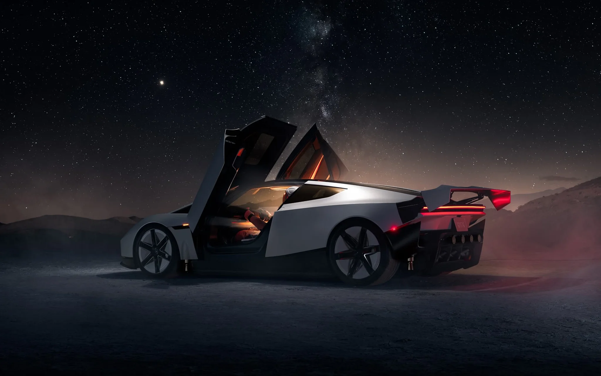 El Tesla Roadster de noche, con las puertas abiertas hacia arriba y las luces rojas encendidas bajo un cielo estrellado