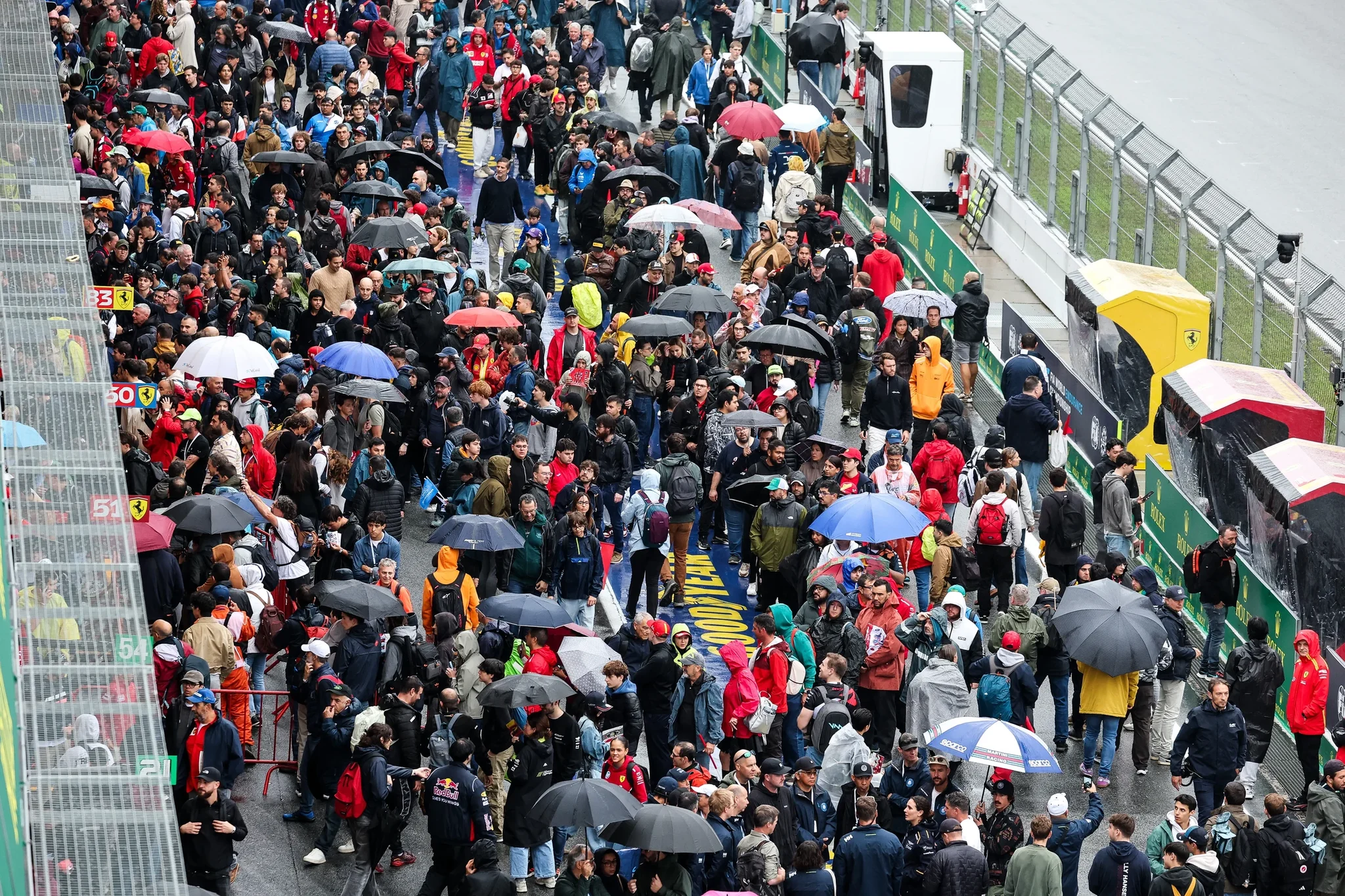 Multitud de aficionados con paraguas en la recta de boxes del circuito de Barcelona-Catalunya durante el WEC