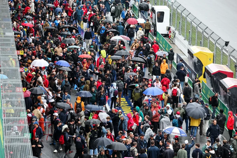 Multitud de aficionados con paraguas en la recta de boxes del circuito de Barcelona-Catalunya durante el WEC