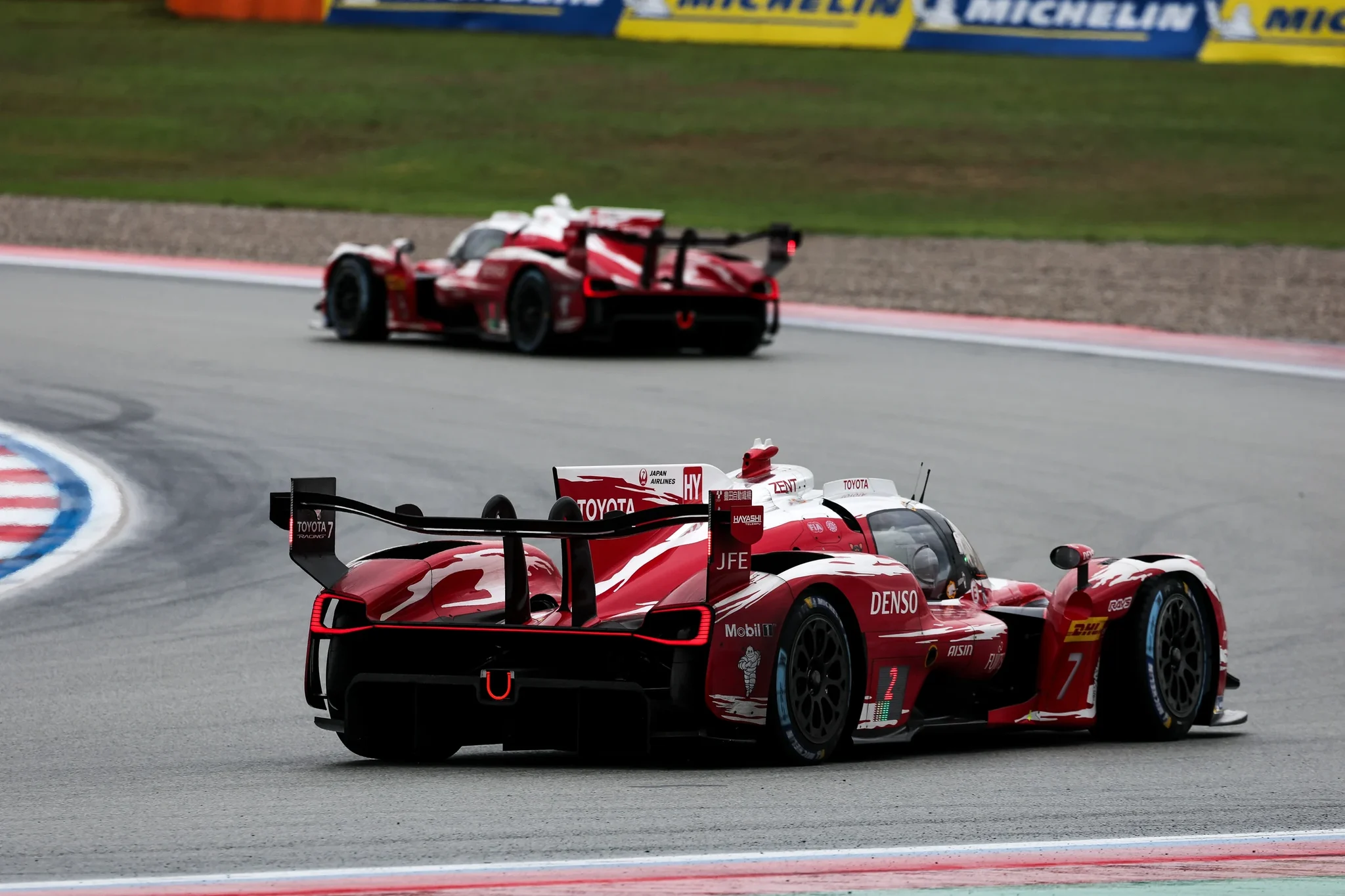 Los dos Toyota TR010 HYBRID rodando con la pista húmeda en las 6 Horas de Barcelona, uno detrás del otro