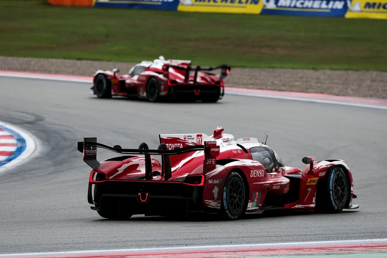Los dos Toyota TR010 HYBRID rodando con la pista húmeda en las 6 Horas de Barcelona, uno detrás del otro