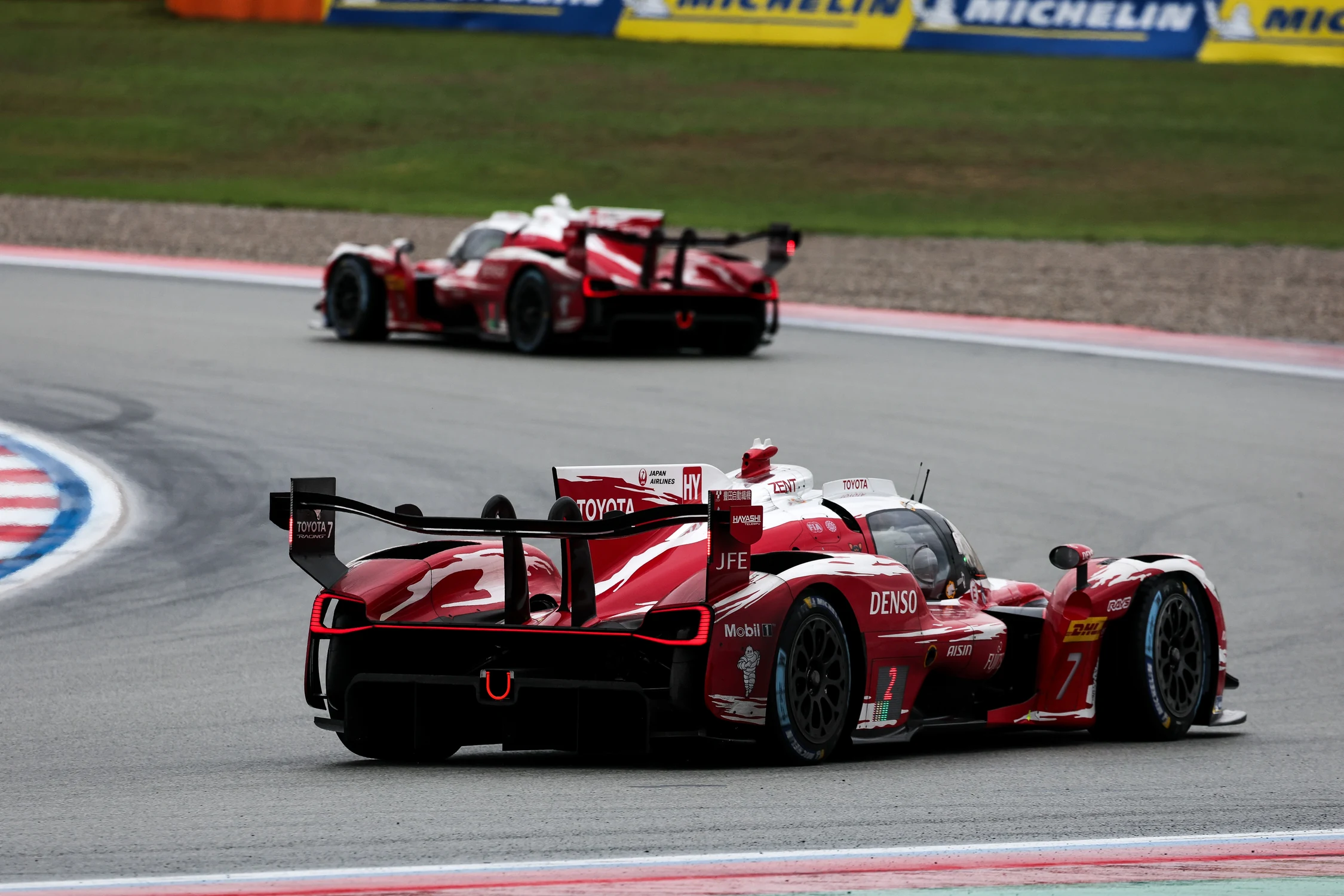 Los dos Toyota TR010 HYBRID rodando con la pista húmeda en las 6 Horas de Barcelona, uno detrás del otro