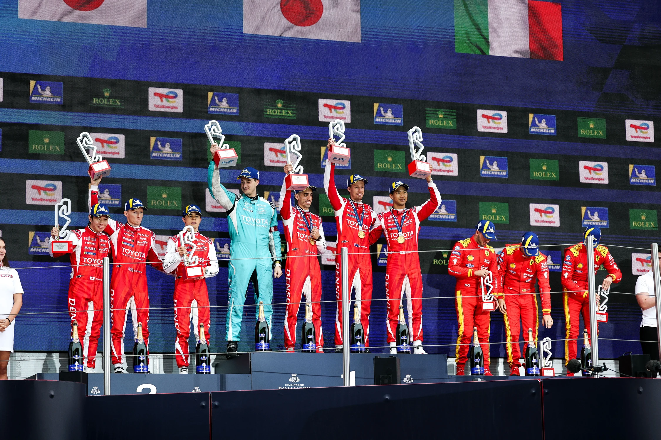 Podio de las 6 Horas de Barcelona con las tripulaciones de los dos Toyota y del Ferrari número 50 con sus trofeos