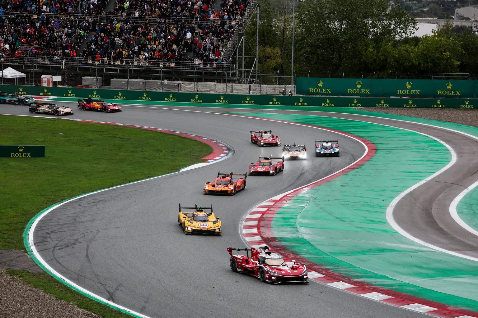 Toyota TR010 HYBRID al frente de un grupo en las 6 Horas de Barcelona, carrera que le dio el título de marcas del WEC