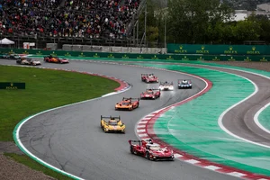 Toyota TR010 HYBRID al frente de un grupo en las 6 Horas de Barcelona, carrera que le dio el título de marcas del WEC