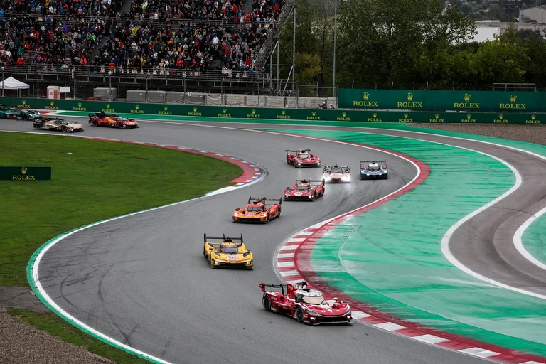Toyota TR010 HYBRID al frente de un grupo en las 6 Horas de Barcelona, carrera que le dio el título de marcas del WEC