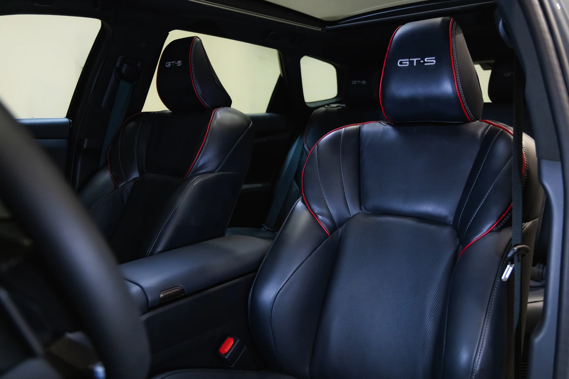 Asientos delanteros del Toyota Crown Signia GT-S, con tapizado negro, costuras rojas y GT-S en el respaldo