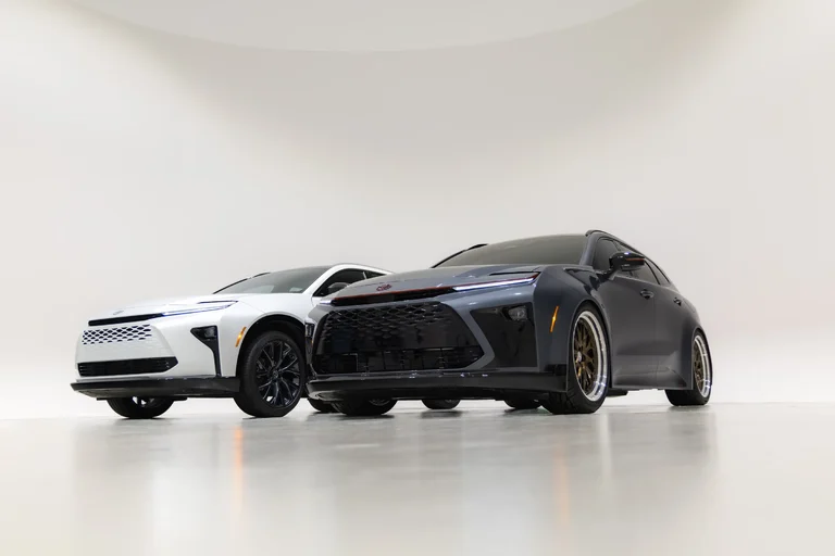 Toyota Crown Signia GT-S Concept y un Crown Signia blanco, uno junto al otro, en un estudio de fondo blanco