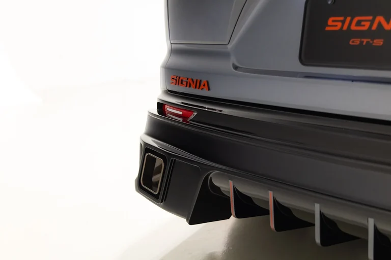Difusor trasero y salida de escape trapezoidal del Toyota Crown Signia GT-S, con la placa Signia GT-S