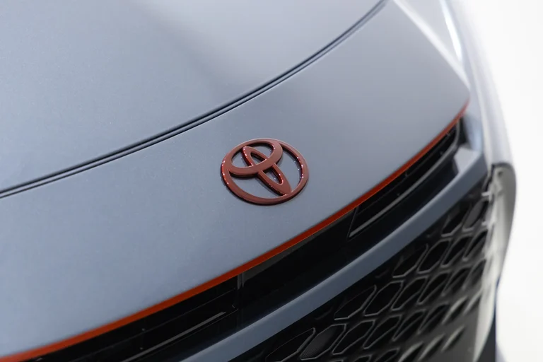 Emblema rojo de Toyota sobre el frente del Crown Signia GT-S, con una línea roja sobre la parrilla
