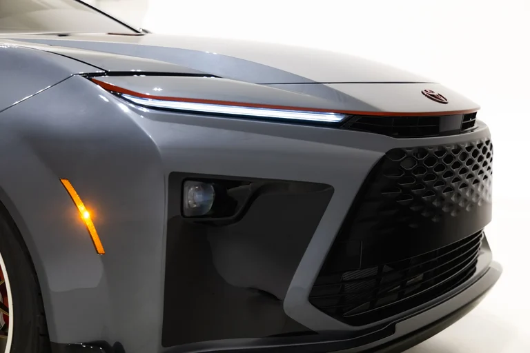 Frente del Toyota Crown Signia GT-S de cerca, con la luz diurna, la parrilla negra y la toma de aire inferior