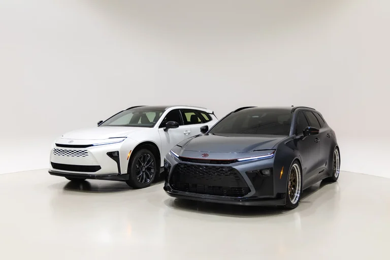 Toyota Crown Signia GT-S Concept junto a un Crown Signia blanco, de tres cuartos frontales, en un estudio
