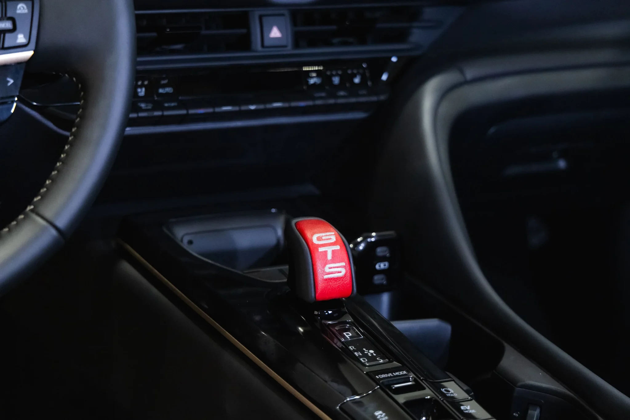 Selector de cambios del Toyota Crown Signia GT-S con la inscripción GT-S en rojo, junto al volante
