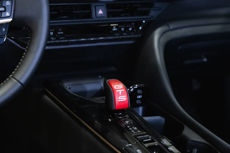 Selector de cambios del Toyota Crown Signia GT-S con la inscripción GT-S en rojo, junto al volante