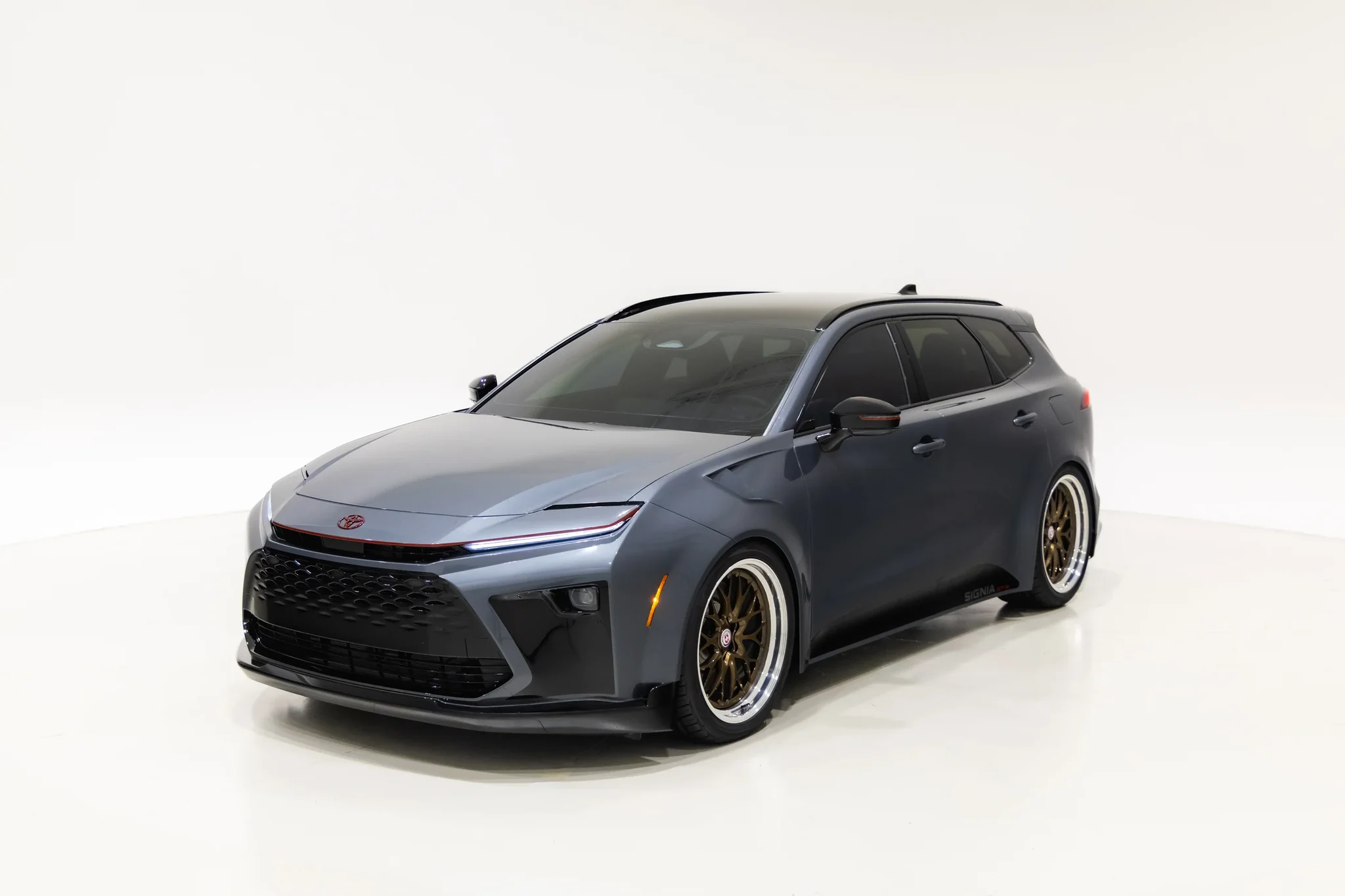 Toyota Crown Signia GT-S Concept de tres cuartos frontales y de lado, con los guardabarros ensanchados