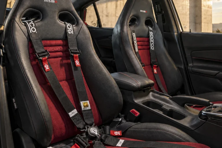 Asientos Recaro negros con detalles rojos y arneses del Nissan Sentra Spec-V concept