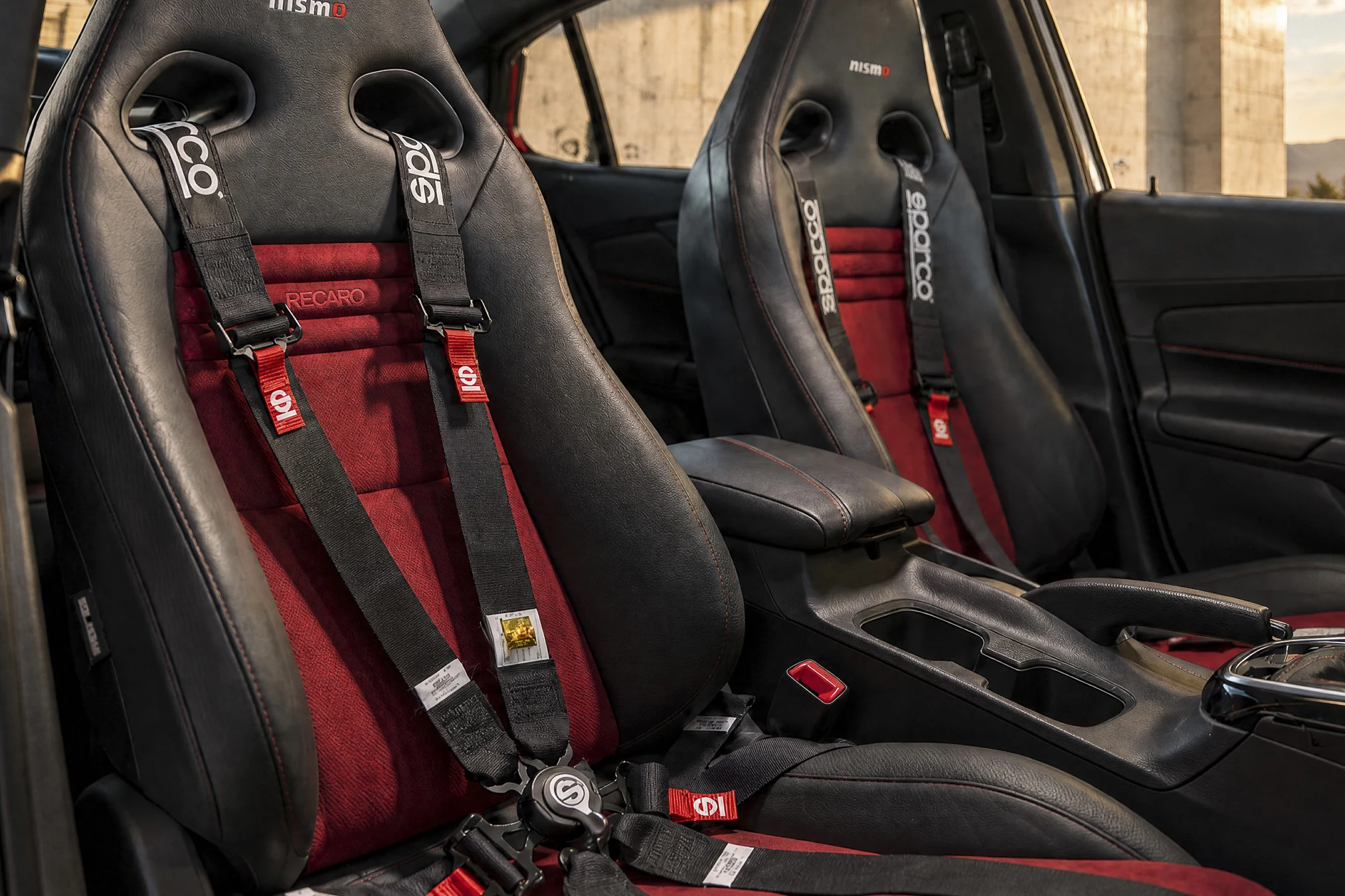 Asientos Recaro negros con detalles rojos y arneses del Nissan Sentra Spec-V concept