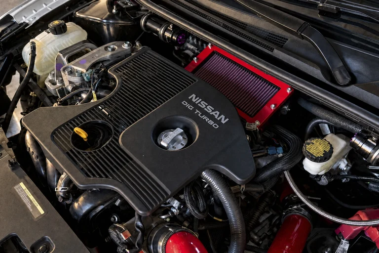 Motor 2.0 turbo del Nissan Sentra Spec-V concept, con la tapa Nissan DIG Turbo y las mangueras rojas