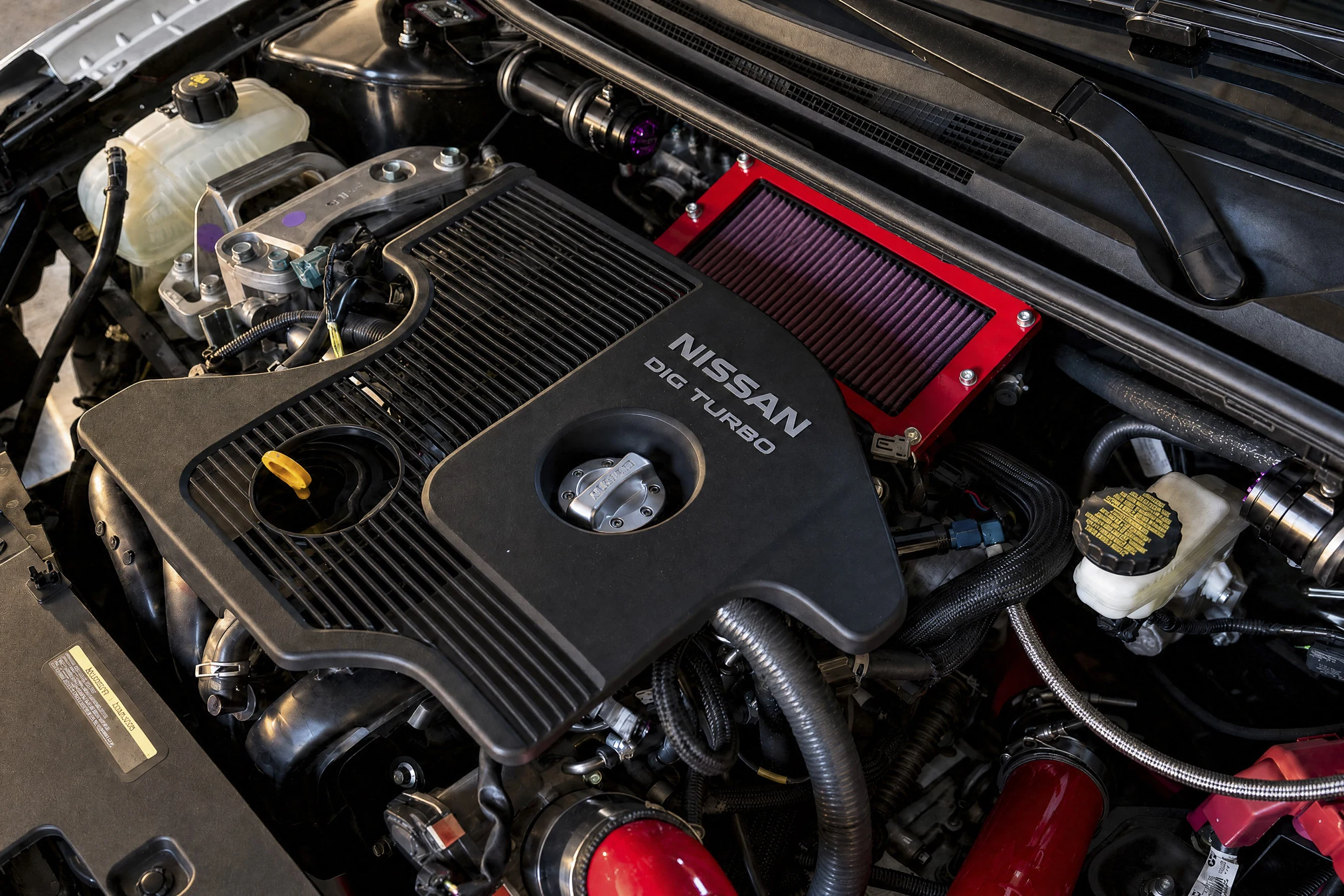 Motor 2.0 turbo del Nissan Sentra Spec-V concept, con la tapa Nissan DIG Turbo y las mangueras rojas