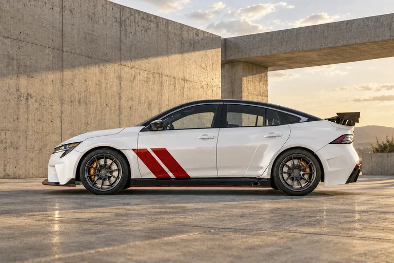 Perfil del Nissan Sentra Spec-V concept blanco con franjas rojas y alerón trasero, sobre una plaza de concreto