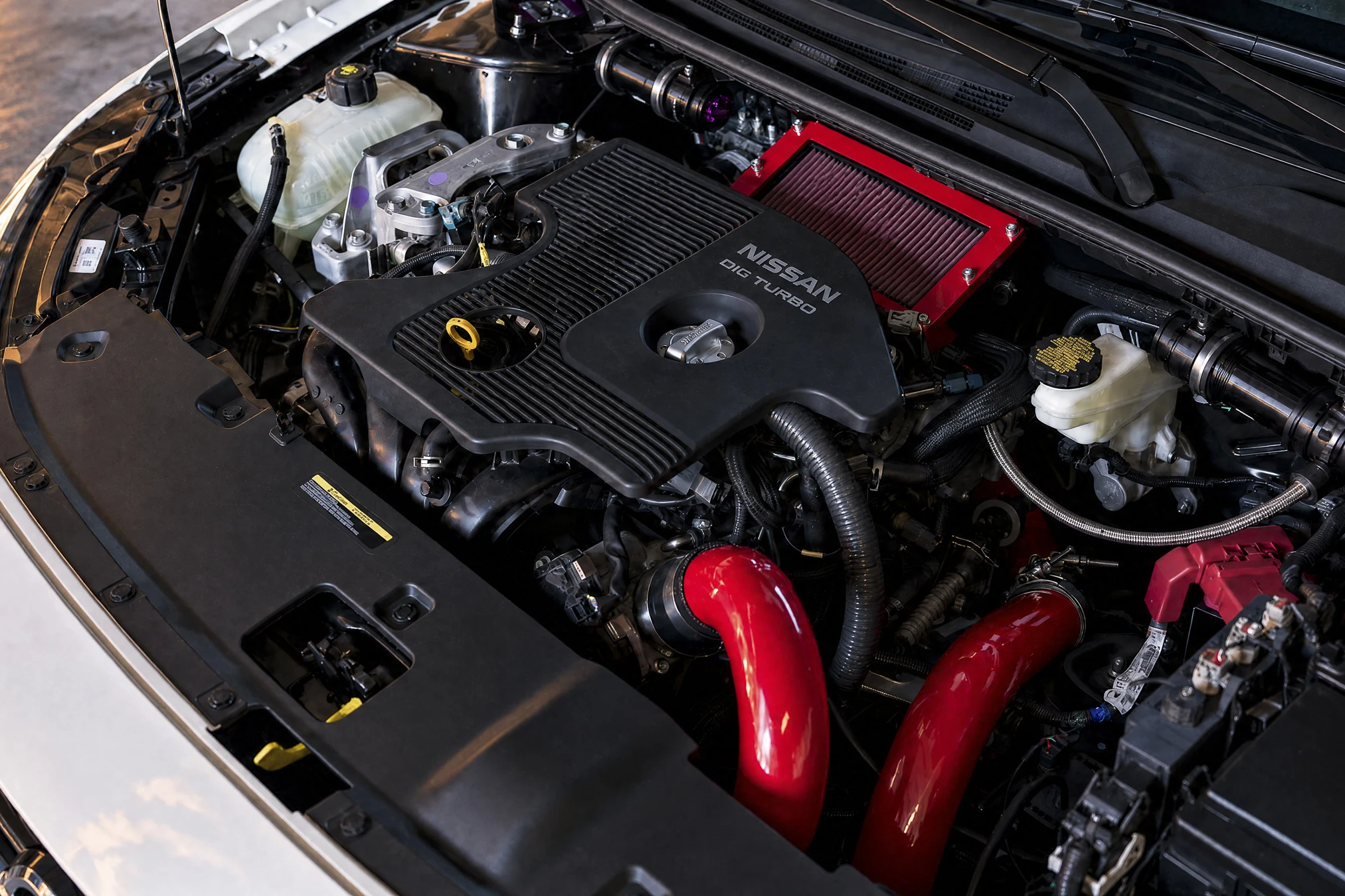 Vano motor del Nissan Sentra Spec-V concept visto desde el lado del conductor, con el filtro de aire rojo