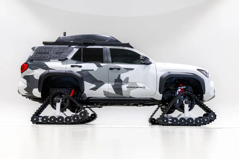 Perfil de la 4Runner Snowhunter con camuflaje gris, portaequipajes con paneles y orugas en las cuatro ruedas