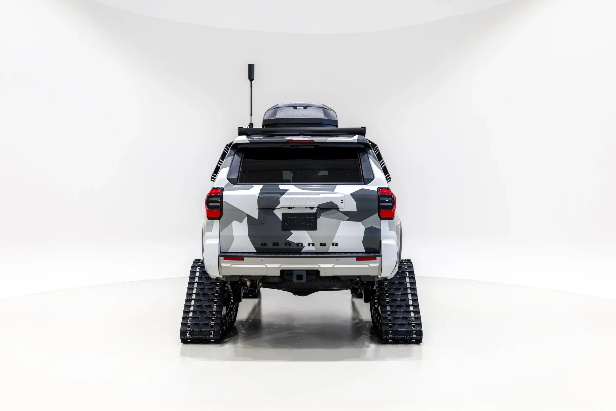 Parte trasera de la 4Runner Snowhunter con camuflaje en el portón, el cofre de carga y las orugas a cada lado