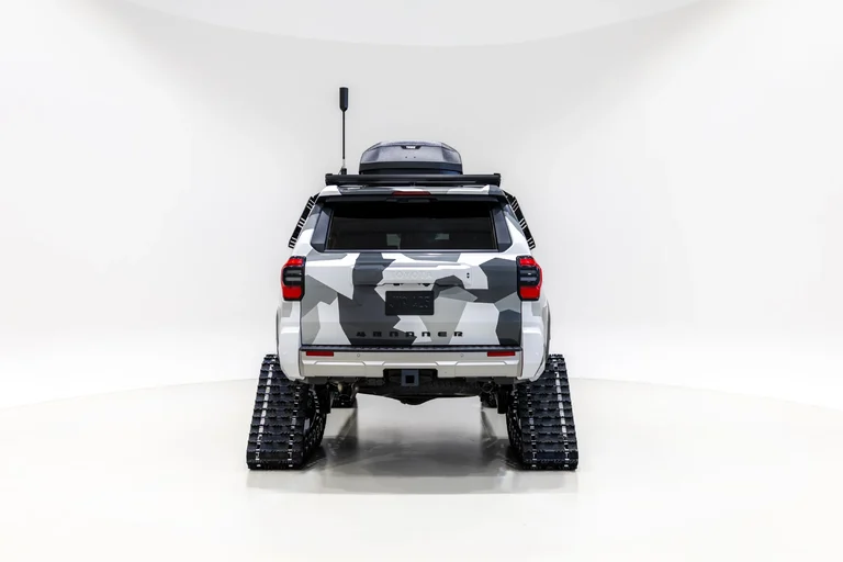 Parte trasera de la 4Runner Snowhunter con camuflaje en el portón, el cofre de carga y las orugas a cada lado