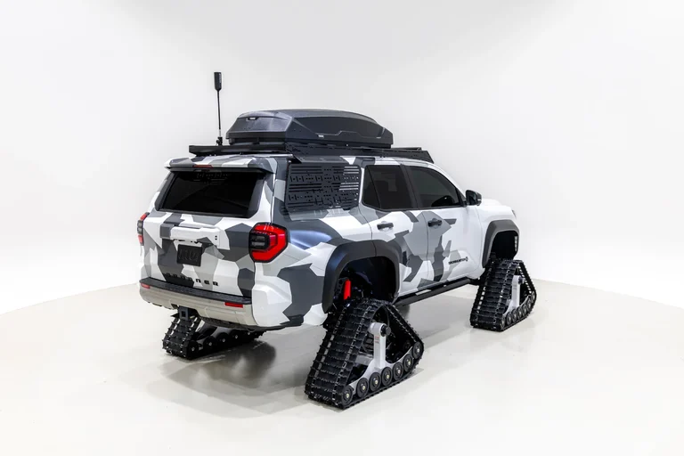 Parte trasera de la 4Runner Snowhunter vista de tres cuartos, con cofre de carga, antena y orugas