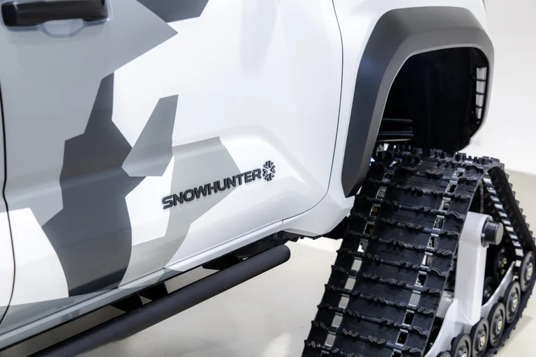 Detalle de la oruga blanca y del logotipo Snowhunter en la puerta de una 4Runner de Toyota con camuflaje