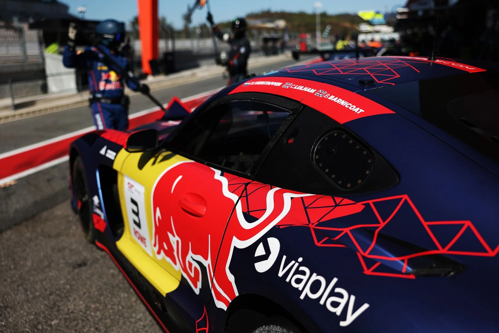 Detalle del Mercedes-AMG GT3 número 3 de Verstappen Racing con el toro de Red Bull y la marca Viaplay en la puerta