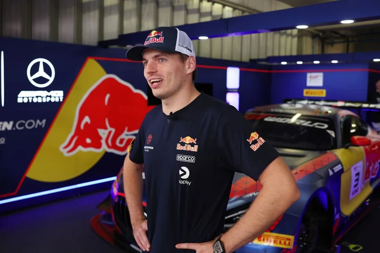 Max Verstappen en Portimão con gorra de Red Bull en el garaje del equipo, junto al Mercedes-AMG GT3 número 3