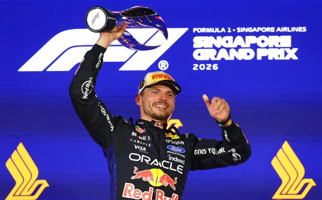 Verstappen gana en Singapur: Max Verstappen sonríe y levanta el trofeo en el podio
