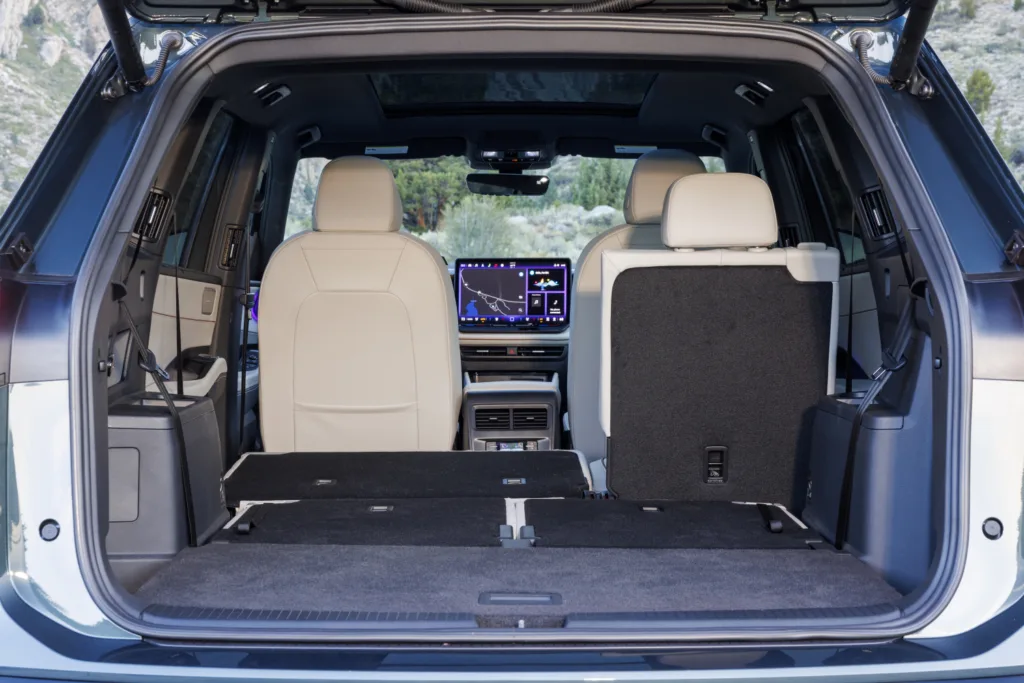 Maletero del Volkswagen Atlas 2027 con la tercera fila abatida a medias