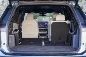 Maletero del Volkswagen Atlas 2027 con la tercera fila abatida a medias