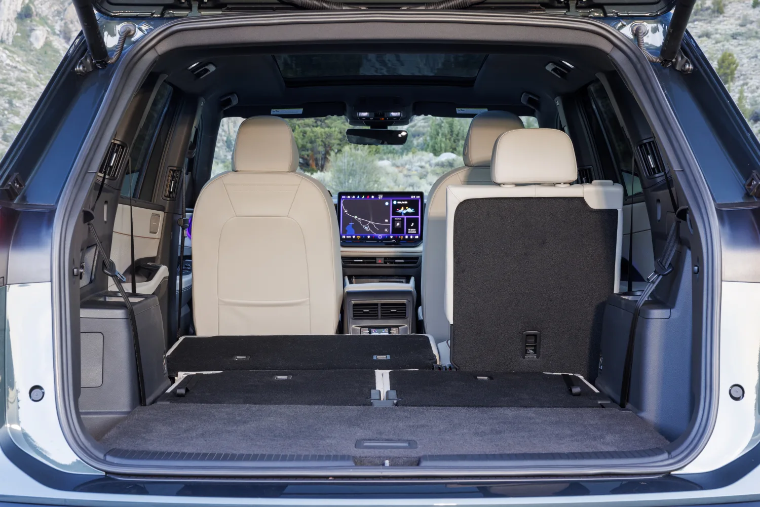 Maletero del Volkswagen Atlas 2027 con la tercera fila abatida a medias