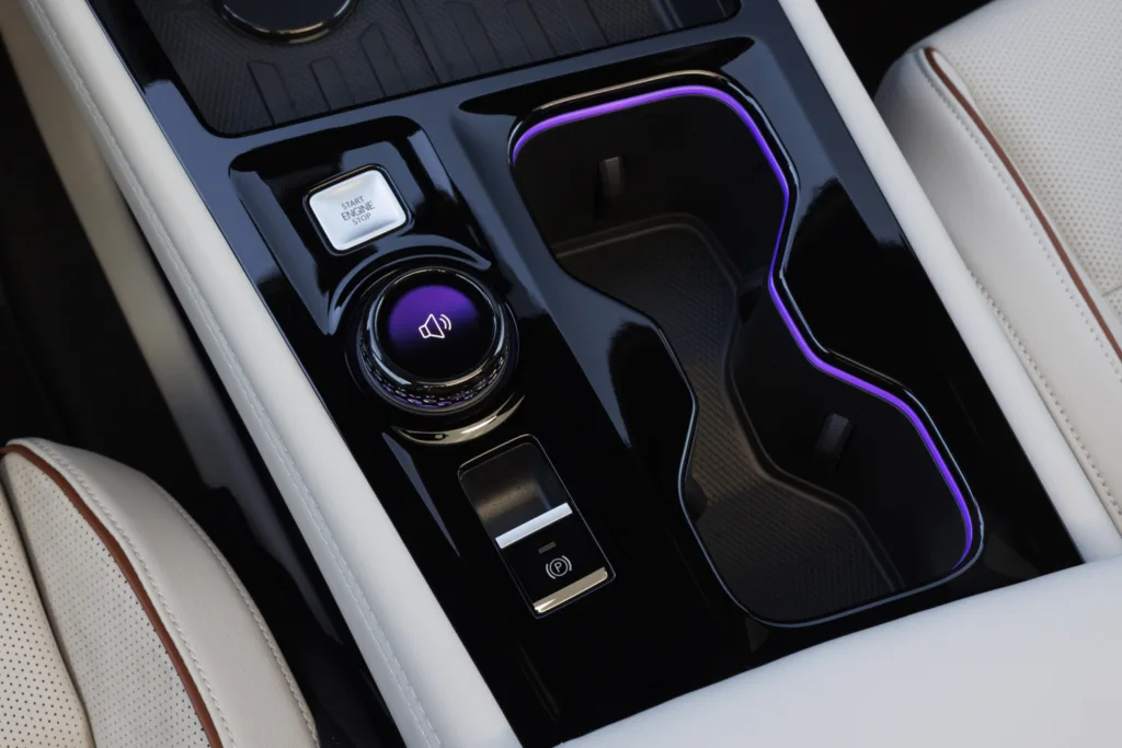 Consola central del Volkswagen Atlas 2027 con el Driver Experience Dial y la luz ambiental