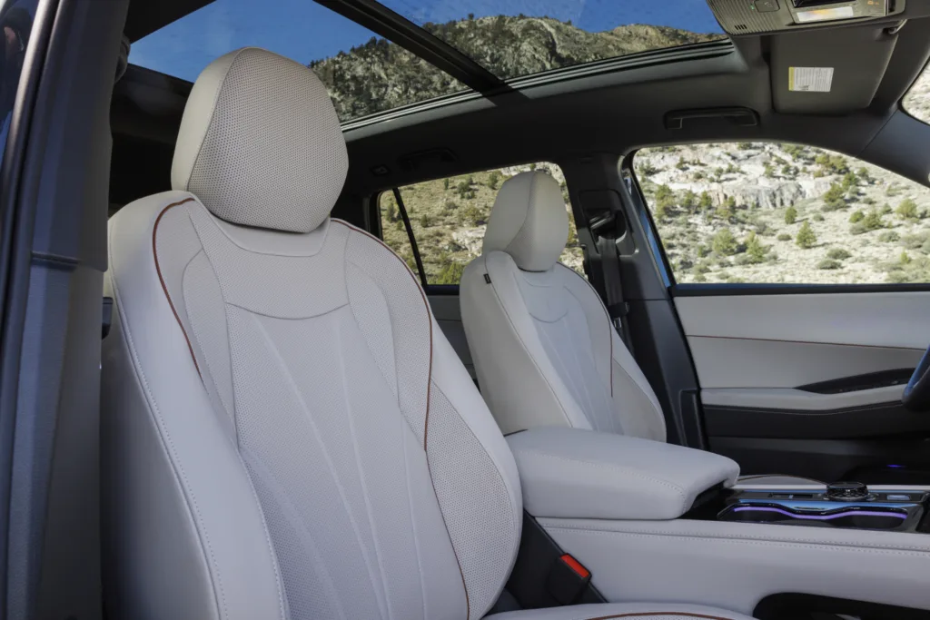 Asientos delanteros de cuero claro del Volkswagen Atlas 2027