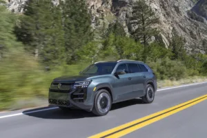 Volkswagen Atlas 2027 en marcha por una carretera de montaña
