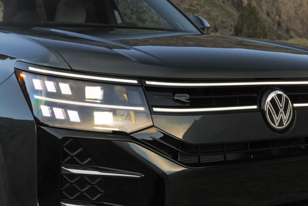 Faro LED y logotipo iluminado del Volkswagen Atlas 2027