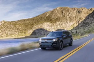 Volkswagen Atlas 2027 en marcha junto a un lago