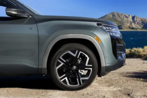 Llanta de 21 pulgadas y costado del Volkswagen Atlas 2027 SEL Premium R-Line