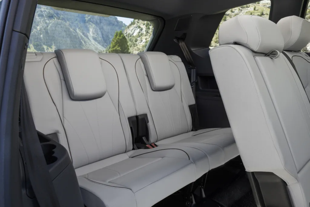 Plazas traseras del Volkswagen Atlas 2027 vistas desde la puerta