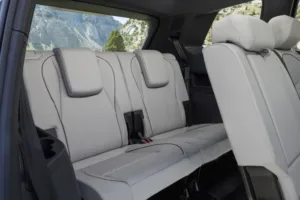 Plazas traseras del Volkswagen Atlas 2027 vistas desde la puerta