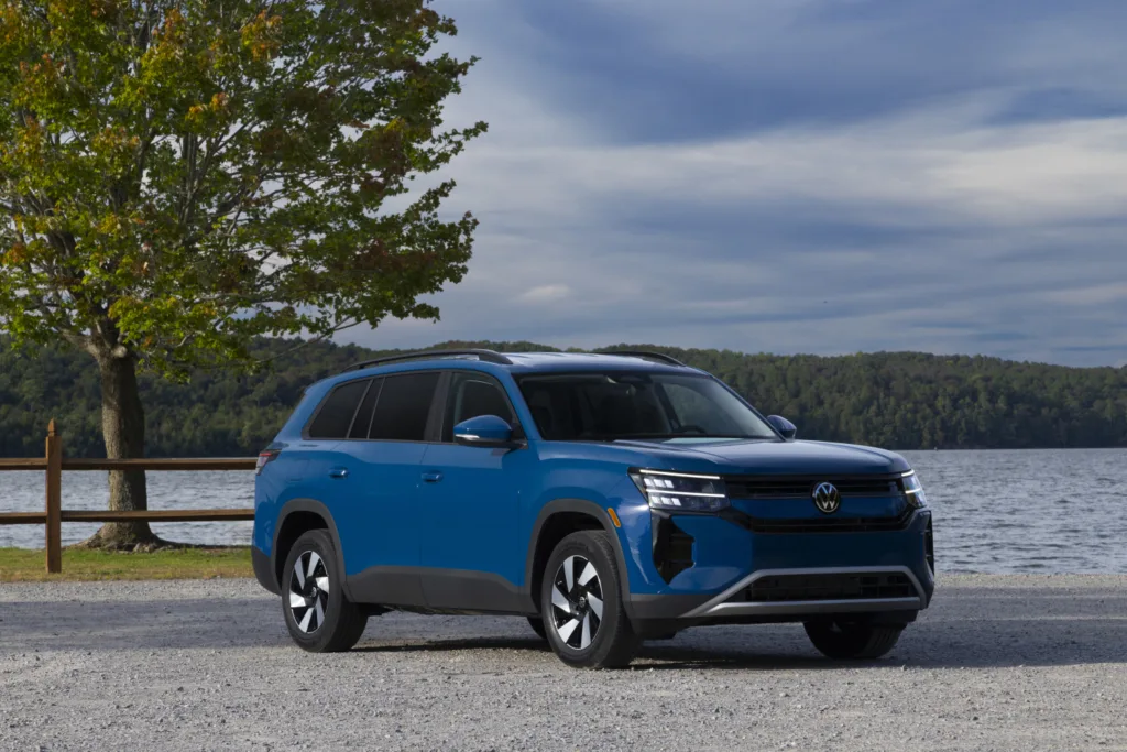 Volkswagen Atlas 2027 SE en azul Mountain Lake Blue, de frente