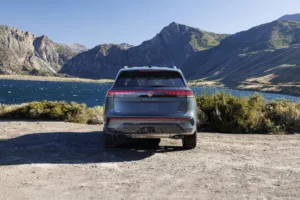 Parte trasera del Volkswagen Atlas 2027 frente a un lago