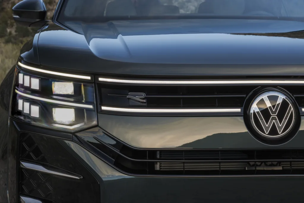 Frente del Volkswagen Atlas 2027 con las dos líneas de luz y el logotipo iluminado