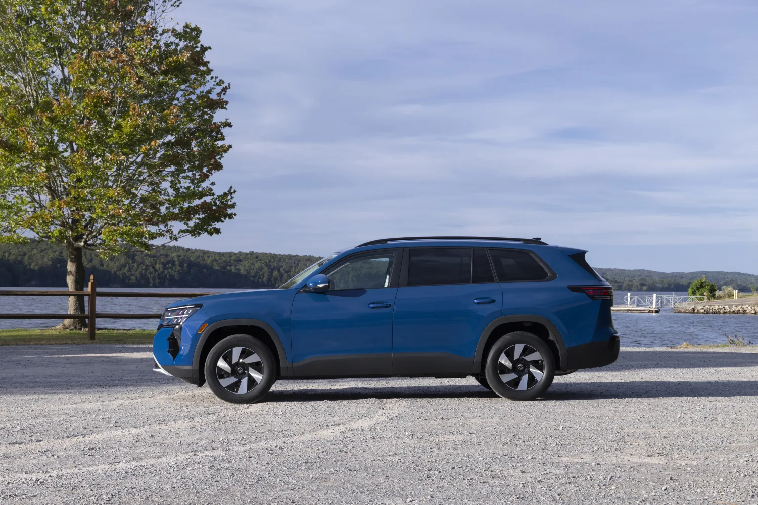 Segunda generación del Atlas: Volkswagen Atlas 2027 SE en azul Mountain Lake Blue, de perfil