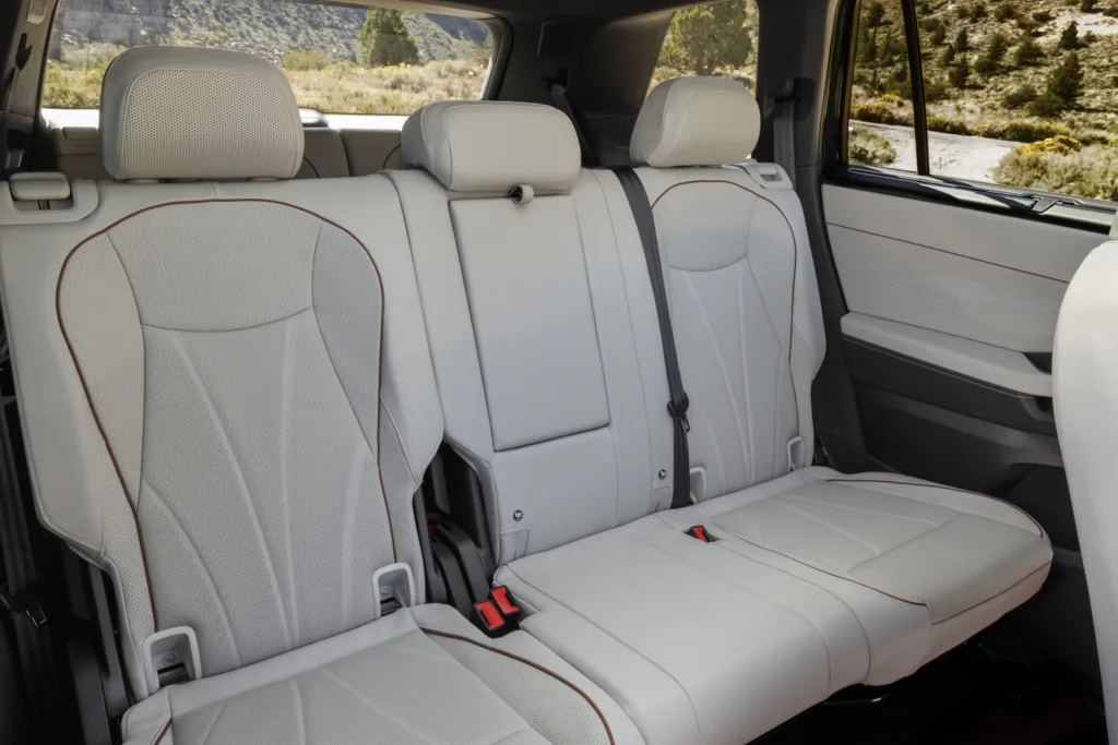 Segunda fila del Volkswagen Atlas 2027 con asientos de cuero claro